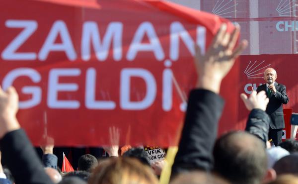 ili Belediye Bakan Mustafa Sargl, CHP Genel Merkezi nnde dzenlenen trenle CHP'ye katld.