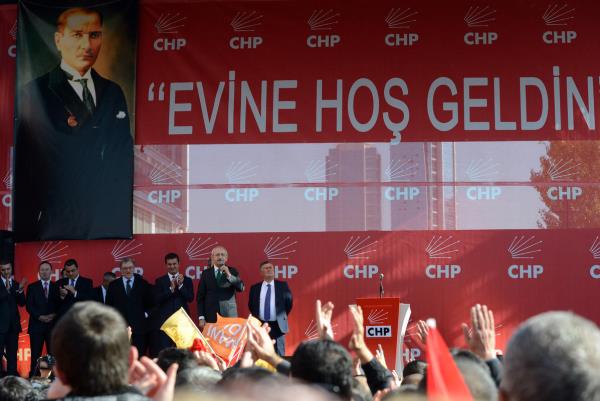 ili Belediye Bakan Mustafa Sargl, CHP Genel Merkezi nnde dzenlenen trenle CHP'ye katld.