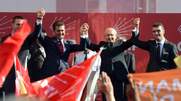 ili Belediye Bakan Mustafa Sargl, CHP Genel Merkezi nnde dzenlenen trenle CHP'ye katld.