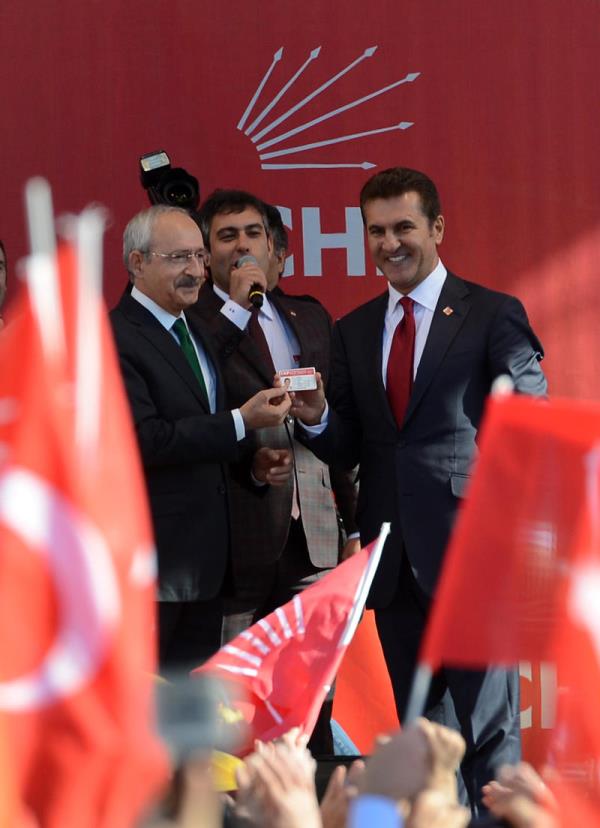 ili Belediye Bakan Mustafa Sargl, CHP Genel Merkezi nnde dzenlenen trenle CHP'ye katld.