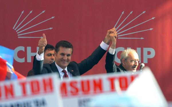 ili Belediye Bakan Mustafa Sargl, CHP Genel Merkezi nnde dzenlenen trenle CHP'ye katld.