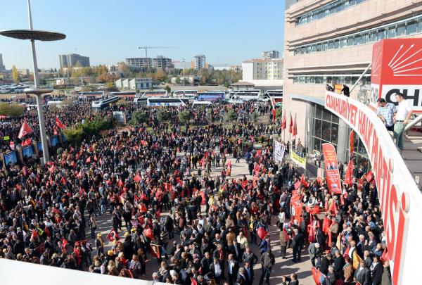 ili Belediye Bakan Mustafa Sargl, CHP Genel Merkezi nnde dzenlenen trenle CHP'ye katld.