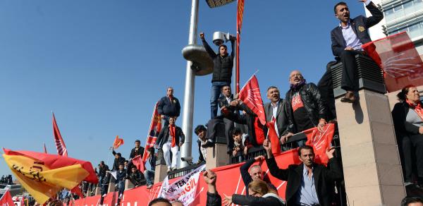 ili Belediye Bakan Mustafa Sargl, CHP Genel Merkezi nnde dzenlenen trenle CHP'ye katld.