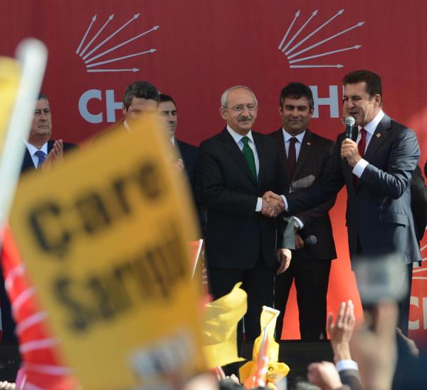 ili Belediye Bakan Mustafa Sargl, CHP Genel Merkezi nnde dzenlenen trenle CHP'ye katld.