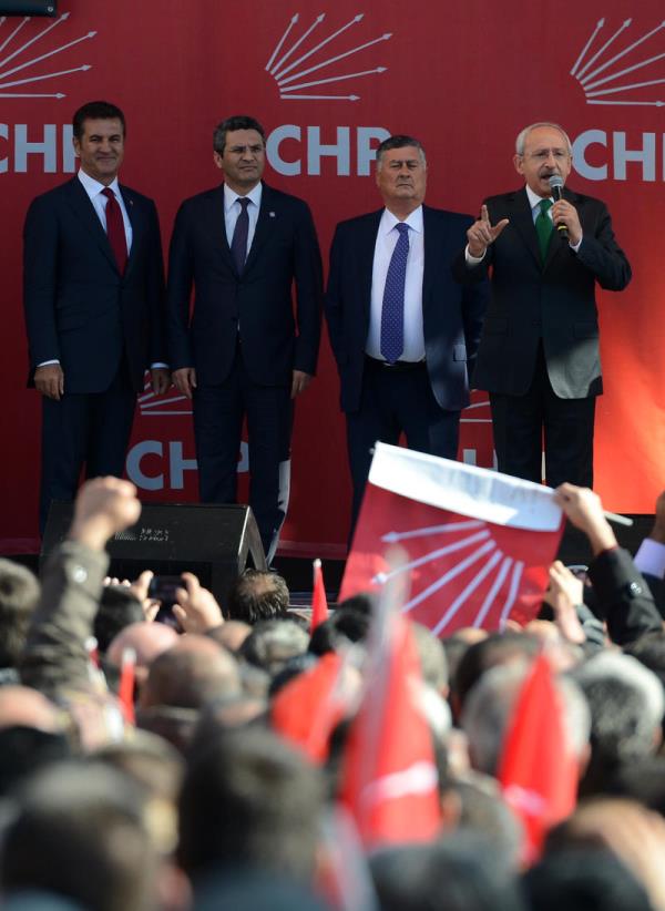 ili Belediye Bakan Mustafa Sargl, CHP Genel Merkezi nnde dzenlenen trenle CHP'ye katld.