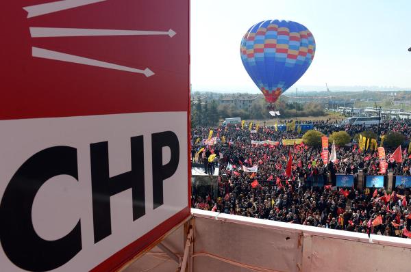 ili Belediye Bakan Mustafa Sargl, CHP Genel Merkezi nnde dzenlenen trenle CHP'ye katld.