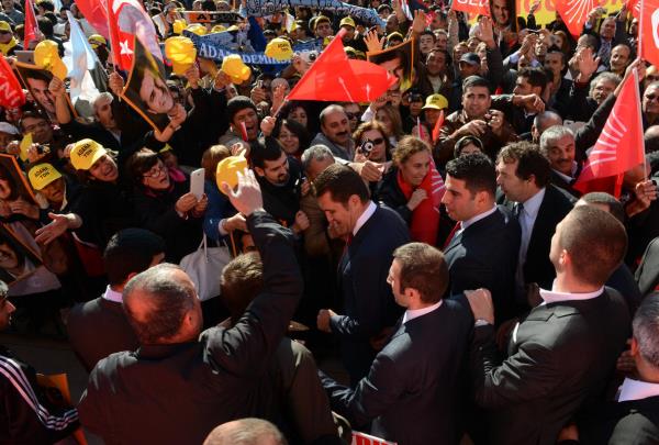 ili Belediye Bakan Mustafa Sargl, CHP Genel Merkezi nnde dzenlenen trenle CHP'ye katld.