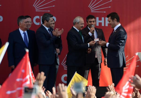 ili Belediye Bakan Mustafa Sargl, CHP Genel Merkezi nnde dzenlenen trenle CHP'ye katld.