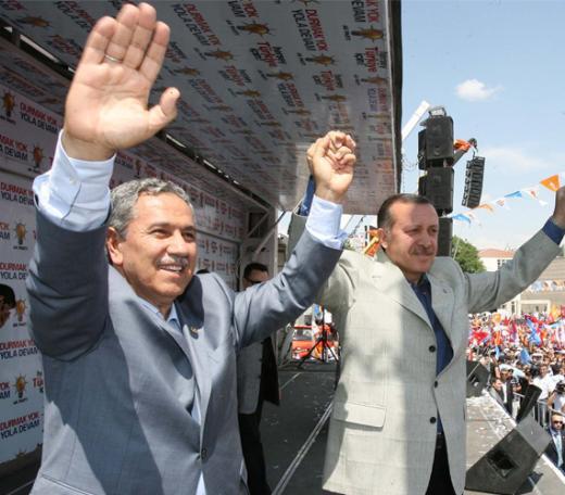 gzleri Refah ile Fazilet Partisi sonras birliktelikleri AK Parti ile talanan ve 11 yldr birlikte yryen iki siyasinin gemiine evirdi. te kimi zaman parti toplantsnda, kimi zaman TBMM&#8217;de, bazen dnde bazen ise cenazede ama Arn&#8217;n dedii gibi &#8220;Dost, karde&#8221; olarak sren Erdoan ile Arn&#8217;n 11 yllk siyasi gemiinin fotoroman&#8230;