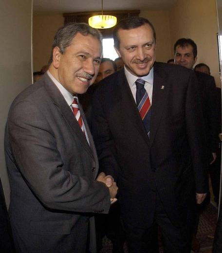 12/03/2003  TBMM Bakan Blent Arn, Siirt Milletvekili AKP Genel Bakan Tayyip Erdoan&#8217; AKP Grup Odas'nda kutlad.