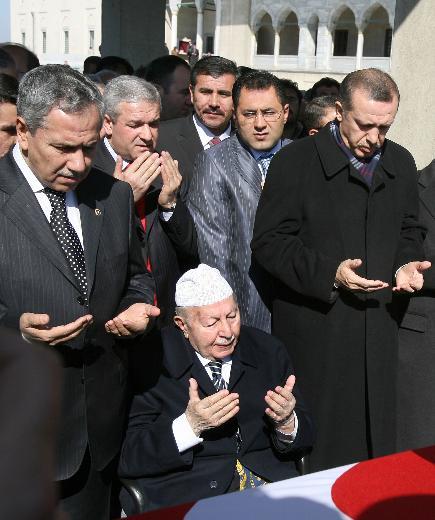 12/ 05 / 2008  Eski devlet bakan ve Ankara Bykehir Belediyesi bakanlarndan Mehmet Altnsoy'un Kocatepe Camii&#8217;ndeki cenaze trenine Babakan Recep Tayyip Erdoan, TBMM bakan Blent Arn ve eski basbakanlardan Necmettn Erbakan da katld.