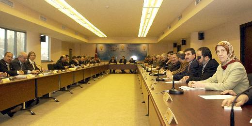 02/12/2002  Adalet ve Kalknma Partisi Merkez Karar ve Ynetim Kurulu Genel Bakan Tayyip Erdoan bakanlnda parti merkezinde topland. TBMM Bakan Arn'n trbanl einin devlet protokolne girmesiyle balayan tartmaya AKP Genel Bakan Erdoan el koydu. Partisinin MKYK toplantsnda konuan Erdoan, "Bizim gndemimiz farkl. Asl gndemle uraalm. Baka gndemle uramayn. Brakn bu ileri" dedi.