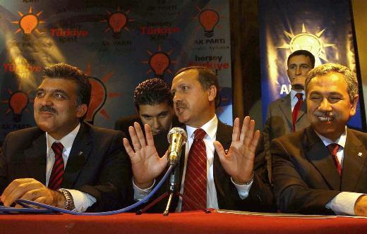 10/11/2002  AK Parti milletvekilleri, Ankara Bilkent Otel&#8217;de Genel Bakan Recep Tayyip Erdoan bakanlnda bir araya geldi. Genel Bakan yardmclar Abdullah Gl ve Blent Arn da toplantya katld.
