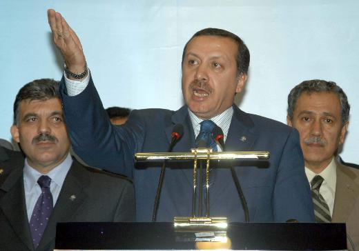 21/09/2002  AKP Genel Bakan Recep Tayyip Erdoan, Parti Genel Merkezi&#8217;nde, Yksek Seim Kurulu'nun hakknda ald 'Erdoan milletvekili olmaz' kararyla ilgili aklama yapt.