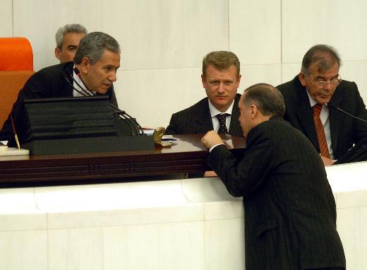 02/05/2007  Cumhurbakan seimi ilk tur oylamas iin TBMM Genel Kurulu topland. Toplantda Babakan Recep Tayyp Erdoan, TBMM Bakan Blent Arn ile grt