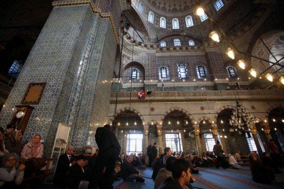 CHP stanbul l Bakanl, Mustafa Kemal Atatrk'n lm yldnmnde Eminn'ndeki Yeni Cami'de mevlid okuttu.