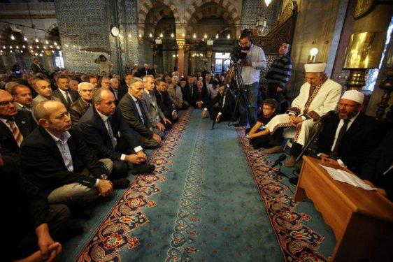 <P>ATATRK RESMLER VE TRK BAYRAKLARIYLA GELDLER</P>  <P>CHP Grup Bakanvekili Muharrem nce, CHP stanbul Milletvekili hsan zkes ve CHP l Bakan Ouz Kaan Salc'nn da katld mevlide ok sayda vatanda ellerinde Trk bayraklar ve Atatrk resimleriyle geldi.</P>