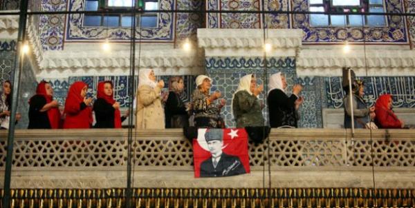 <P>Mevlidde zerinde Atatrk resimlerinin bulunduu Trk bayraklar nnde dua edildi.</P>