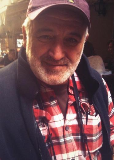 <p><b>Ahmet Hakan</b></p>   Sava Ay... Sokaklarn gazetecisiydi... Sokakta karlatmzda ekmitim bu fotoraf...