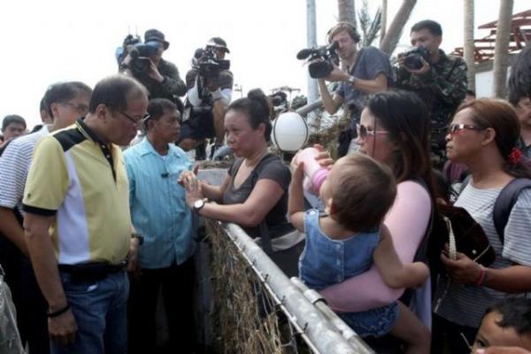 Tacloban'da incelemelerde bulunan Devlet Bakan Benigno Aquino, kentte olaanst hal ya da sk ynetim ilan etmeyi planladn syledi.