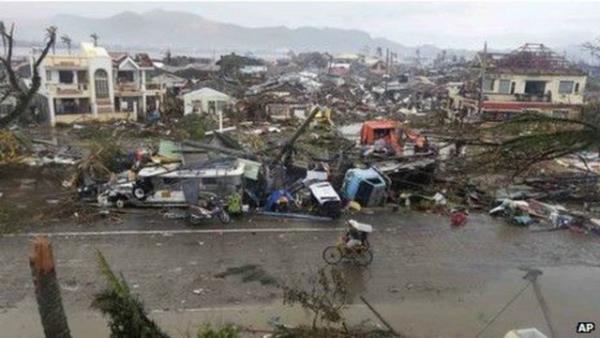 Bykl kkl 7 binden fazla adadan oluan Filipinler'in dousundaki 6 aday vuran Haiyan tayfunu, sadece Tacloban'da 10 binden fazla kiinin lmne neden oldu. 200 bin nfusa sahip kentteki binalardan byk bir ksmnn ar hasar grd belirlendi.