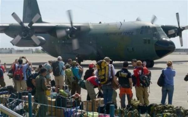 Trkiye, Haiyan tayfunu nedeniyle zor gnler yaayan Filipinler?e bir uak dolusu yardm gnderdi. Babakan Yardmcs Beir Atalay, ?Kzlay kanalyla salanan malzemeler adr, battaniye, mutfak seti, dier gerekli malzemelerden oluuyor ve yaklak 65 ton civarnda. Bir Airbus 330 kargo uayla gtryoruz? dedi.