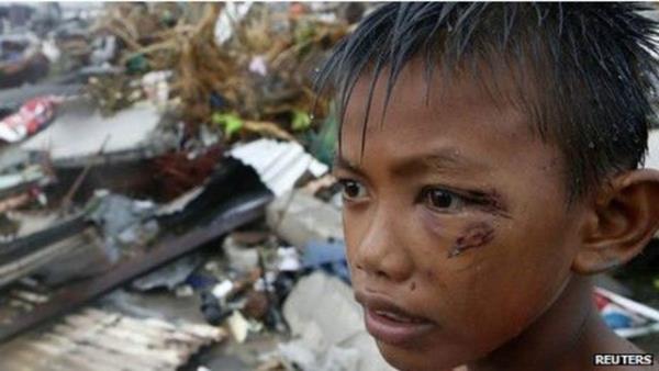 Hz azalan Tayfun, Gney in Denizi ve Vietnam'a doru ilerliyor. Tayfunun pazartesi gn ulamasnn beklendii Vietnam'da 600 bin kii tahliye edildi.