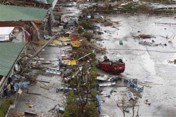 Yetkililer, tayfundan en ok etkilenen Leyte eyaletinin bakenti Tacloban'da 10 binden fazla kiinin ldn, binlerce binann yerle bir olduunu, heyelan ve devrilen aalar nedeniyle yollarn kapandn, havaalannda terminal binasnn ykldn aklad.