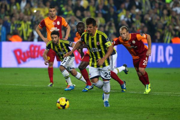 1999-2000 sezonunun 9. haftasnda oynanmas gereken ancak milli ma ve Galatasaray'n Avrupa kupas karlamas nedeniyle ertelenen karlamay 2-1 kazanan Galatasaray, zirvedeki en yakn takipisi Gaziantepspor ile arasndaki puan farkn 8'e karp, 32 puanla koltuunu korurken, Fenerbahe ise 21 puanla 5. srada kald.