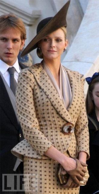 <b>Charlene Wittstock</b> Gney Afrikal eski yzc Charlene Wittstock Monaco Prensi Albert, ile dnyav evine girdi. ift 2000 ylnda Monaco'da tanmt. Charlene Wittstock, 2006 ylndan bu yana Monaco'da yayor. Prens Albert, 2005 ylnda babasnn lmnden sonra tac devralmt.