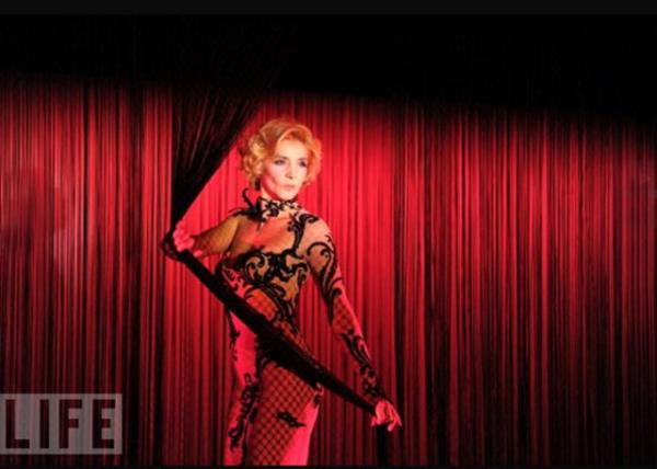 <p><b>Venedik ve Piedmont Prensesi Clotilde Courau</b></p>   talya'nn son kralnn torunuyla evli olan, Venedik ve Piedmont Prensesi Clotilde Courau. Evlenmeden nce zel bir kanalda haber spikeri olan prenses baz filmlerde de rol ald.