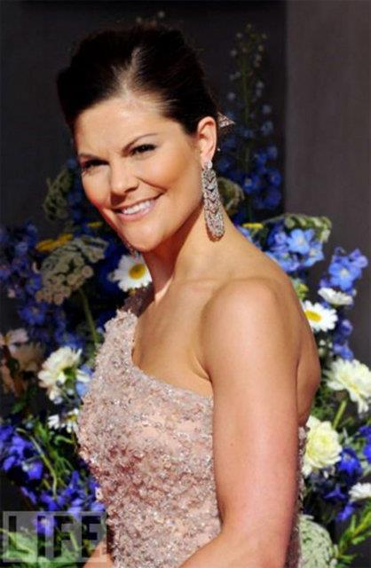 <p><b>sve Prensesi Victoria</b></p>   1977 doumlu Victoria, 1980 ylnda isve Anayasas'nda yaplan deiiklikle tahta kmaya hak kazand. Getiimiz yaz evlenen prensesin dn olduka tartld. Saray Prensesin sade bir orta snf aileden gelen Daniel Westling ile evlenmesine nce kar km ancak sonunda Prensesin isteini kabul etmek zorunda kalmt.