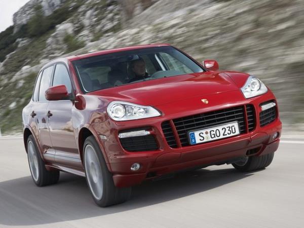 <p><b>CAYENNE'DE STANDART YKSELD!</b></p>   Porsche; Cayenne modellerinde daha nce opsiyonel olan Xenon farlar, arka ve n park sensr, elektrikli bagaj ve servotronik direksiyon gibi teknoloji ve ekipman Trkiye?ye zel fiyatlarla standart olarak sunmaya balad.