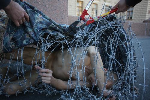 Kzl Meydanda yrye kanlarn gzleri nnde testislerini yere ivileyen Pawlenskinin imdadna ise polis yetiti.