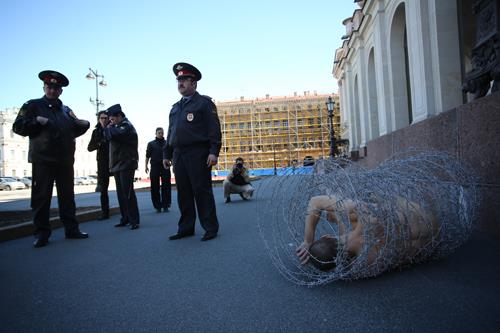Rusya'nn "polis devleti"ne dnmesini protesto eden performans sanats Piotr Pawlenski, Moskova'da Kzl Meydan'da lgn bir eyleme imza att. Pawlenski, Lenin'in antnn bulunduu yerde, testislerini yere iviledi.