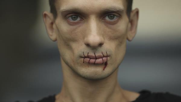 Rusya'nn "polis devleti"ne dnmesini protesto eden performans sanats Piotr Pawlenski, Moskova'da Kzl Meydan'da lgn bir eyleme imza att. Pawlenski, Lenin'in antnn bulunduu yerde, testislerini yere iviledi.