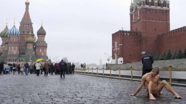 Rusya'nn "polis devleti"ne dnmesini protesto eden performans sanats Piotr Pawlenski, Moskova'da Kzl Meydan'da lgn bir eyleme imza att. Pawlenski, Lenin'in antnn bulunduu yerde, testislerini yere iviledi.