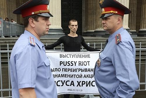 Pawlenski, Rusya Devlet Bakan Vladimir Putinin lkeyi 'polis devleti'ne dntrdn ve hala da bu ynde atmlar attn ancak Rus halknn buna sessiz kald grn savunuyor.