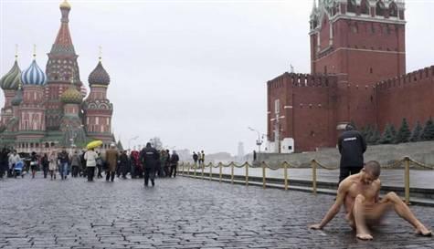 Azlarn ine iplikle diken Pawlenski srekli olarak ilgin protestolara imza atyor.