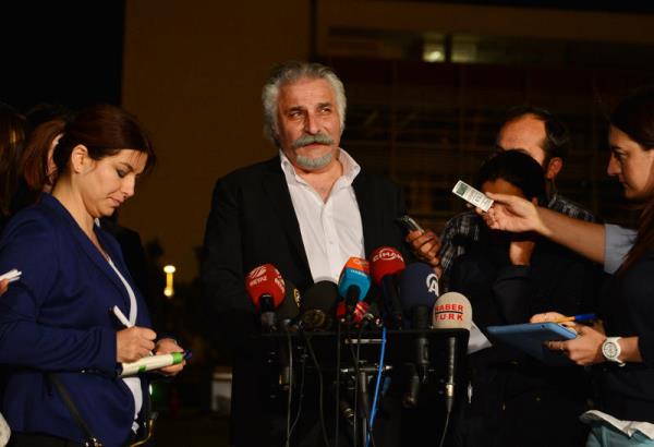 <P>��te Ka�an'�n a��klamalar�ndan sat�r ba�lar�:</P>  <P>Bizim s�yleyece�imiz bir tak�m �eyler oradaki karde�lerimizin  g�venli�ini sa�layacakt�r. Madem kar��l�kl� ad�mlar at�l�yor �zellikle  Gezi Park�'ndaki karde�lerimizin de bu ad�ma ba�ka bir ad�mla kar��l�k  vermelerini bekliyorum. B�t�n bunlardan sana ne diyenler de olabilir.  Neticede ben bir babay�m, 2 evlad�m var onlar�n arkada�lar� var. 51  y�ld�r Dolapdereliyim, 51 y�ld�r oraday�m. Ben bunu soranlara Gezi  Park�'ndaki aslan� g�rd�n�z m�? Diye soruyorum. Vard�r orada bir aslan.</P><P>Art�k bu kar��l�kl� ad�mlardan bir netice ��kmas�n� bekliyorum. Onlar�n  anne babalar�n�n da benim de y�re�im a�z�mda. Bu i�in gayet yumu�ak bir  �ekilde sonlanmas� tabii ki oradaki karde�lerimin de arzular�  neticesinde sonlanmas�n� can-� g�n�lden istiyorum. Bu g�r��leri say�n Ba�bakan'a  ilettik. �n�allah memleketim i�in, can�m karde�lerim i�in  hay�rl� olur diye d���n�yorum.</P><P>�zellikle o�lum s�rekli Gezi'ye gidip geliyor. Orada arkada�lar� var. 15  g�nd�r orada o �ocuklar�n neler �ekti�ini, neler ya�ad���n�... Banyo yok,  yiyecek yok. Korkun� bir �ekilde idrar kokuyor, pislik kokuyor. Bir  insan�n ya�ayabilece�i durumda de�il art�k Gezi Park�.  �evre hassasiyeti olan arkada�lar�m�z�n da gerekli ad�m� atmas�n� diliyorum.</P>