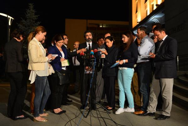 <P>G�r��me sonras� her iki isimde a��klama yapt�. En dikkat �ekici a��klama ise �amaz'�nki oldu. 15 dakika boyunca konu�an �nl� oyuncu, c�mlelerini toparlamakta zaman zaman zorland�.</P>  <P>"NAZAR DE�D�"</P>  <P>Yakla��k 2 haftad�r herkes gibi �ok �zg�n�m. Maalesef T�rkiyemiz bunlar� haketmiyor demekten ba�ka bir �ey s�yleyemiyorum. San�r�m bize nazar de�di.</P>