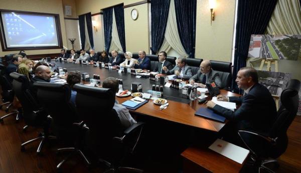 Bas�na kapal� ger�ekle�en g�r��mede, Ba�bakan Erdo�an'a ��i�leri Bakan� Muammer G�ler, �evre ve �ehircilik Bakan� Erdo�an Bayraktar, K�lt�r ve Turizm Bakan� �mer �elik, Ba�bakanl�k M�ste�ar� Efkan Ala, AK Parti Genel Ba�kan Yard�mc�s� H�seyin �elik de e�lik ediyor.