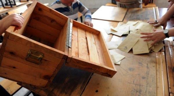 2009'da yaplan mahalli idareler seimlerine 19, 2011'de yaplan genel seimlere ise 15 siyasi parti katlmt.