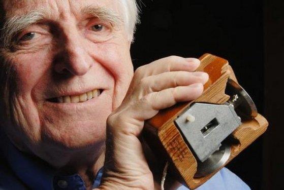 Mouse'u icat eden Doug Engelbart /2 Temmuz 2013