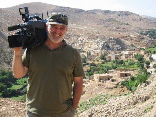 Televizyoncu, muhabir ve gazeteci Sava Ay'n kalbi, 1,5 aydr grtlak kanseri tedavi grd Samatya'daki stanbul Eitim ve Aratrma Hastanesi'nde durdu. Doktorlarn tm mdahalelerine ramen kurtarlamayan Sava Ay hayatn kaybetti.