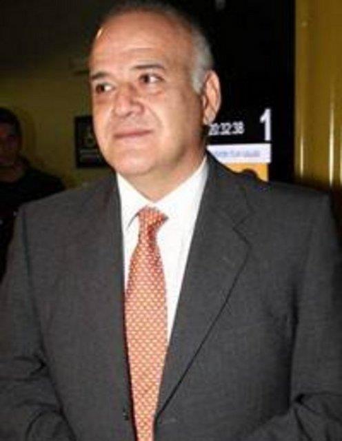 <p><b>AHMET AKAR</b></p>   "Aznla ku tutsan. Ne kuu! Ejderha tutsan bunlara yaranamazsn!"