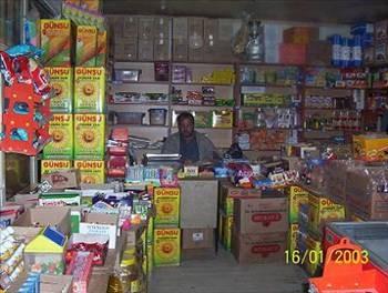 BAKKALLARDA BENZ�N SATI�I:    Gaz sobalar�n�n yo�un olarak kullan�ld��� 70’lerde ve 80’lerde mahalle bakkallar�n�n kuytu k��elerinde, altlar�nda musluklar� olan silindirik gaz depolar� vard�. Bakkala ellerindeki plastik bidonlarla giden vatanda�lar, bunlara 6-12 litre aras� gaz� doldurtarak evlerine g�t�r�rlerdi. Musluklar� s�rekli damlatan bu depolar y�z�nden b�t�n bakkallar�n i�i kesif bir �ekilde gaz kokard�. 70’lerin sonundaki akaryak�t darl��� y�llar�nda ise, bakkallar�n �n�nde yo�un kuyruklar olu�ur, ki�i ba��na 6’�ar litreden fazla gaz sat�lmazd� (1978-80 aras�).