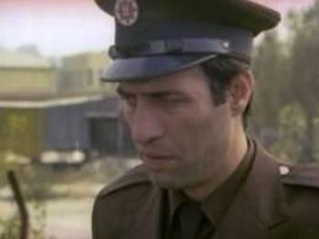 GECE BEK��LER�:    Geceleri sokaklarda devriye gezen gece bek�ileri olurdu. Kahverengi �niformal� ve kasketli bu g�venlik elemanlar�, sabaha dek n�betlerini devam ettirir ve civardaki sokaklarda gezen meslekda�lar�yla haberle�mek i�in s�k s�k d�d�klerini �alarlard�. Emniyet Te�kilat�’na ba�l� olarak g�rev yapan gece bek�ileri 1980’lerde kald�r�larak, sabit karakol kadrosuna verildiler.