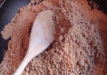 LEBLEB� TOZU:    Mahalle bakkallar�nda “leblebi tozu” sat�l�rd�. ��aret parma�� uzunlu�unda ve kal�nl���ndaki �effaf torbalara doldurulmu� �ekerli leblebi tozlar�, �ocuklar taraf�ndan �ok sevilen ve genelde yenmek �zere de�il de, a��za t�m�yle doldurulduktan sonra kar��ndakine h�zla p�sk�rt�lmek i�in sat�n al�nan bir g�da maddesiydi. E�er a��zda fazla tutulursa, bo�aza fena halde ka�ar ve uzun s�re �ks�rt�rd�. Bo�ulmak �zere olan �ocu�unu farkeden tel��l� ebeveynler taraf�ndan �ocuk g�zelce d�v�l�r, leblebi tozunun kalan k�sm� derhal ��pe at�l�rd�.