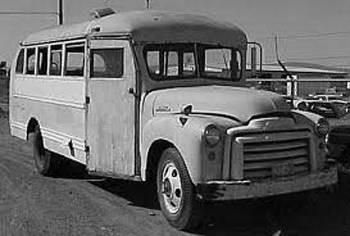 CEMSE:    50’lerdeki Amerikan Marshall yard�m� �er�evesinde, �kinci d�nya Sava��’nda kullan�ld�ktan sonra miad� dolan asker� jipler, kamyonlar ve otob�sler T�rkiye’ye yollanm��t�. Bunlar�n i�inde bir �e�idi vard� ki, bunlar T�rkler’in m�kemmel fonetik d�n���m yapabilme kabiliyetlerinin bir �r�n� olarak y�llarca “Cemse” olarak an�lan “G.M.C.” marka ara�lard�. “General Motors Corporation” kelimelerinin ba� harflerinin okunu�u; “Ci-Em-Si” oldu�undan, halk aras�ndaki tel�ffuzu yuvarlat�larak “Cemse”ye �evrildiler. Bundan b�yle nerede bir asker� kamyon g�r�lse, ona asker� cemse (ya da sadece cemse) denilmeye ba�land�.